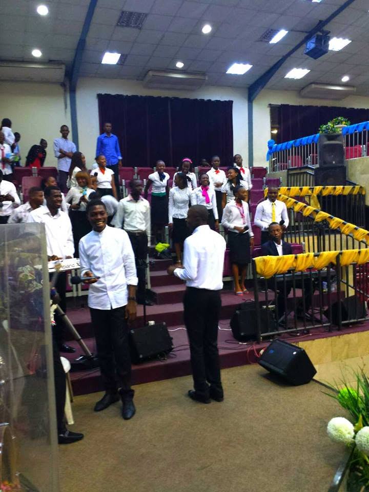 Kalenga 1er avec sa chorale dans son église locale, à ses débuts