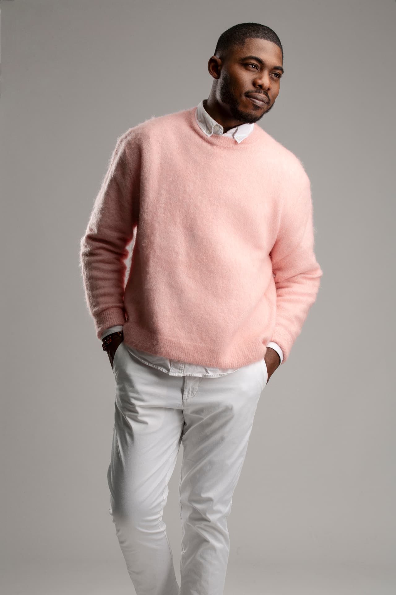 Kalenga 1er en pull rose poudré, regard de côté