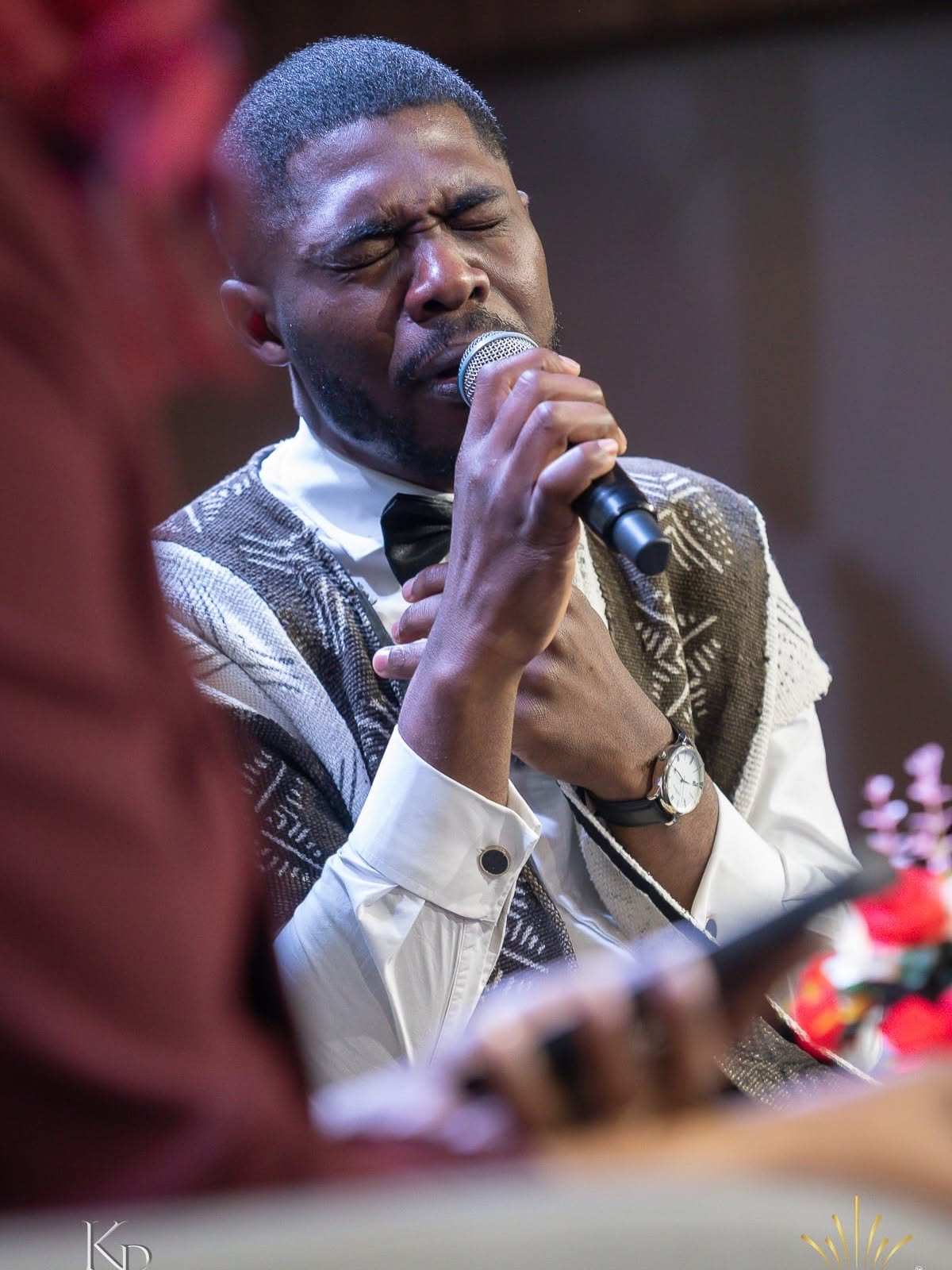 Kalenga 1er en chant, micro à la main