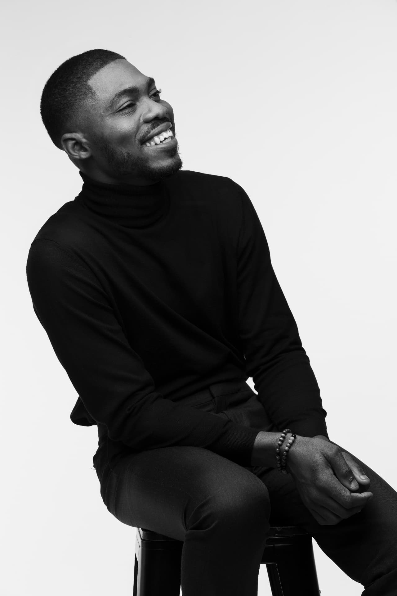 Kalenga 1er souriant, portrait studio noir et blanc