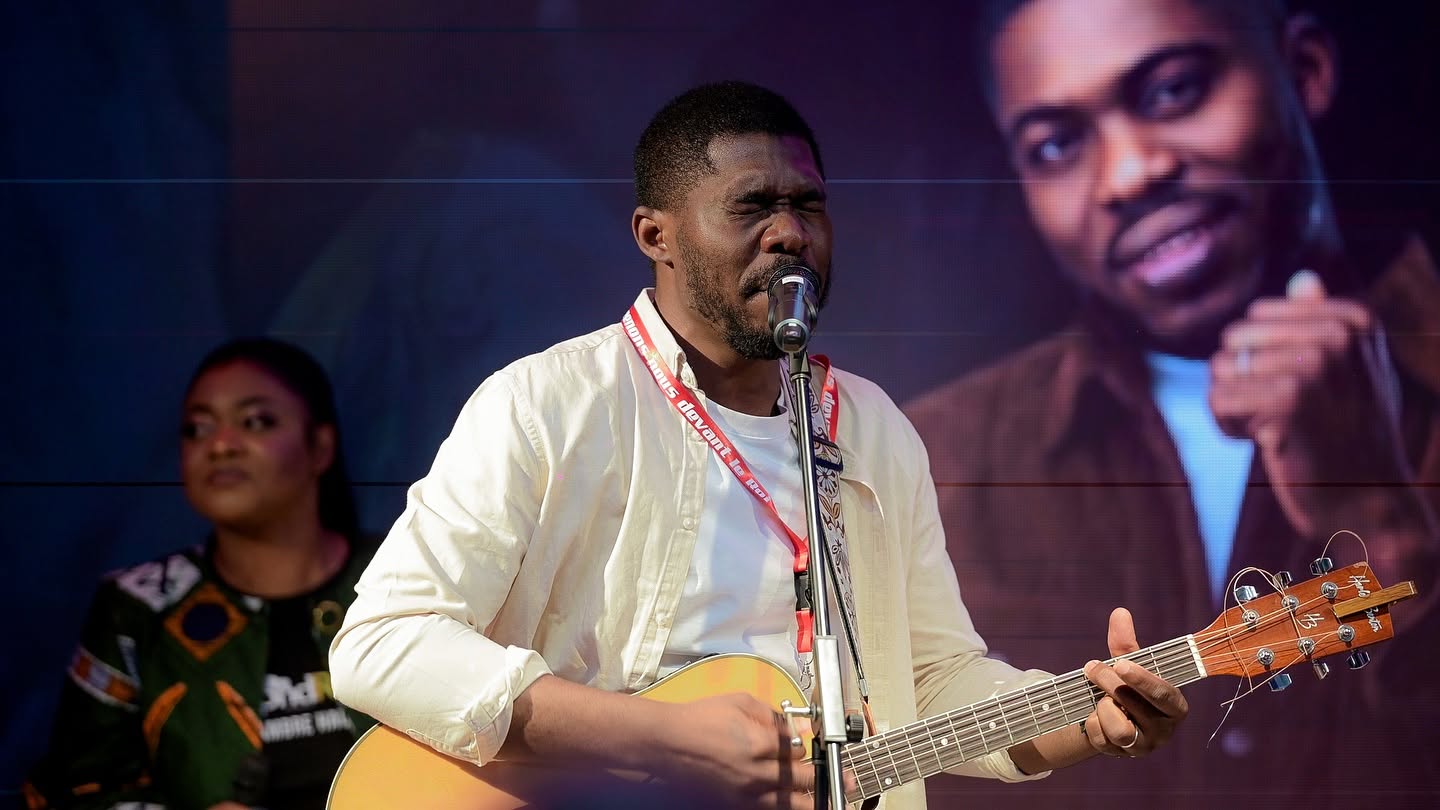 Kalenga 1er chantant en live avec sa guitare