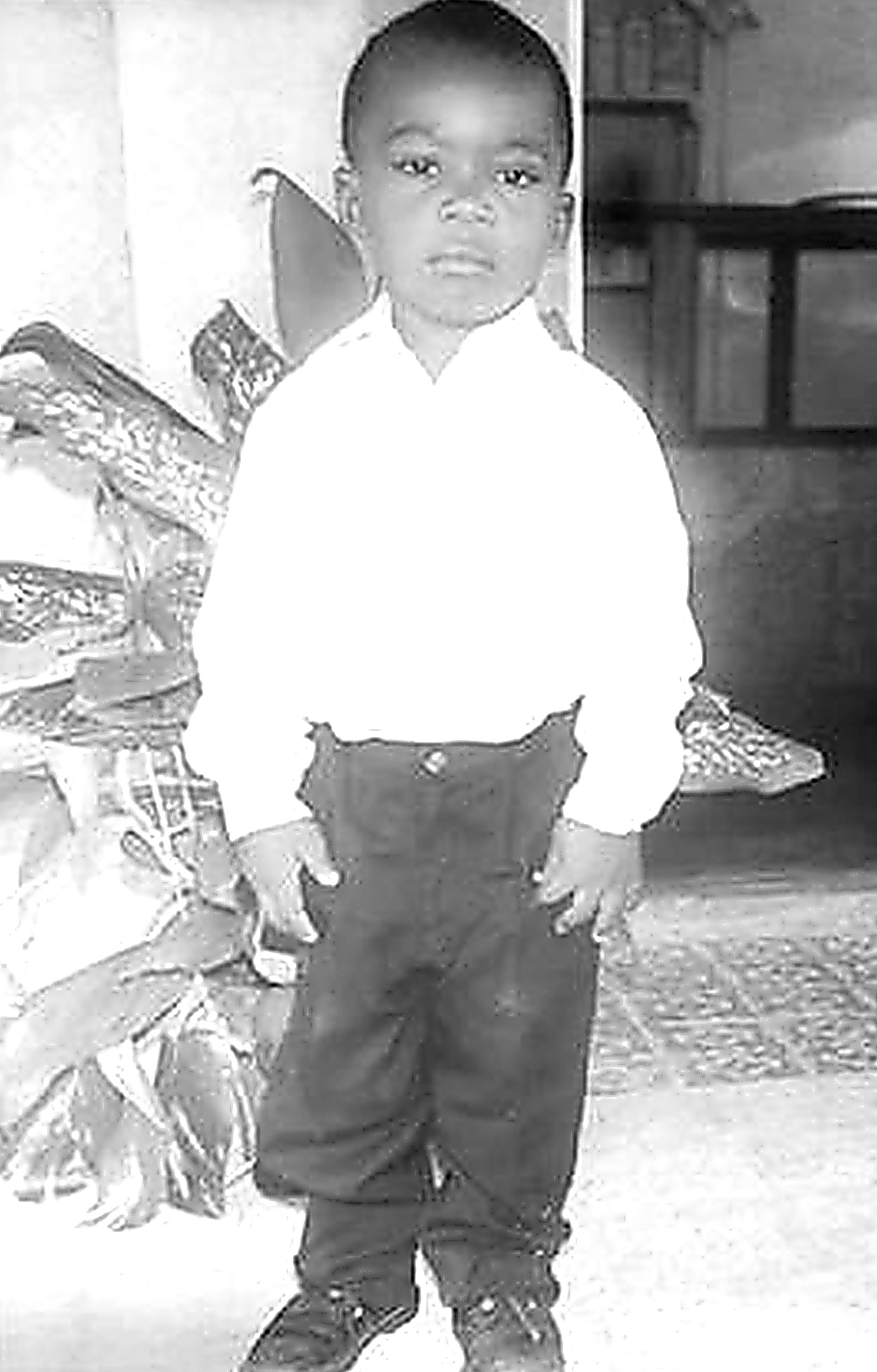 Kalenga 1er enfant, chemise blanche, photo de famille en noir et blanc