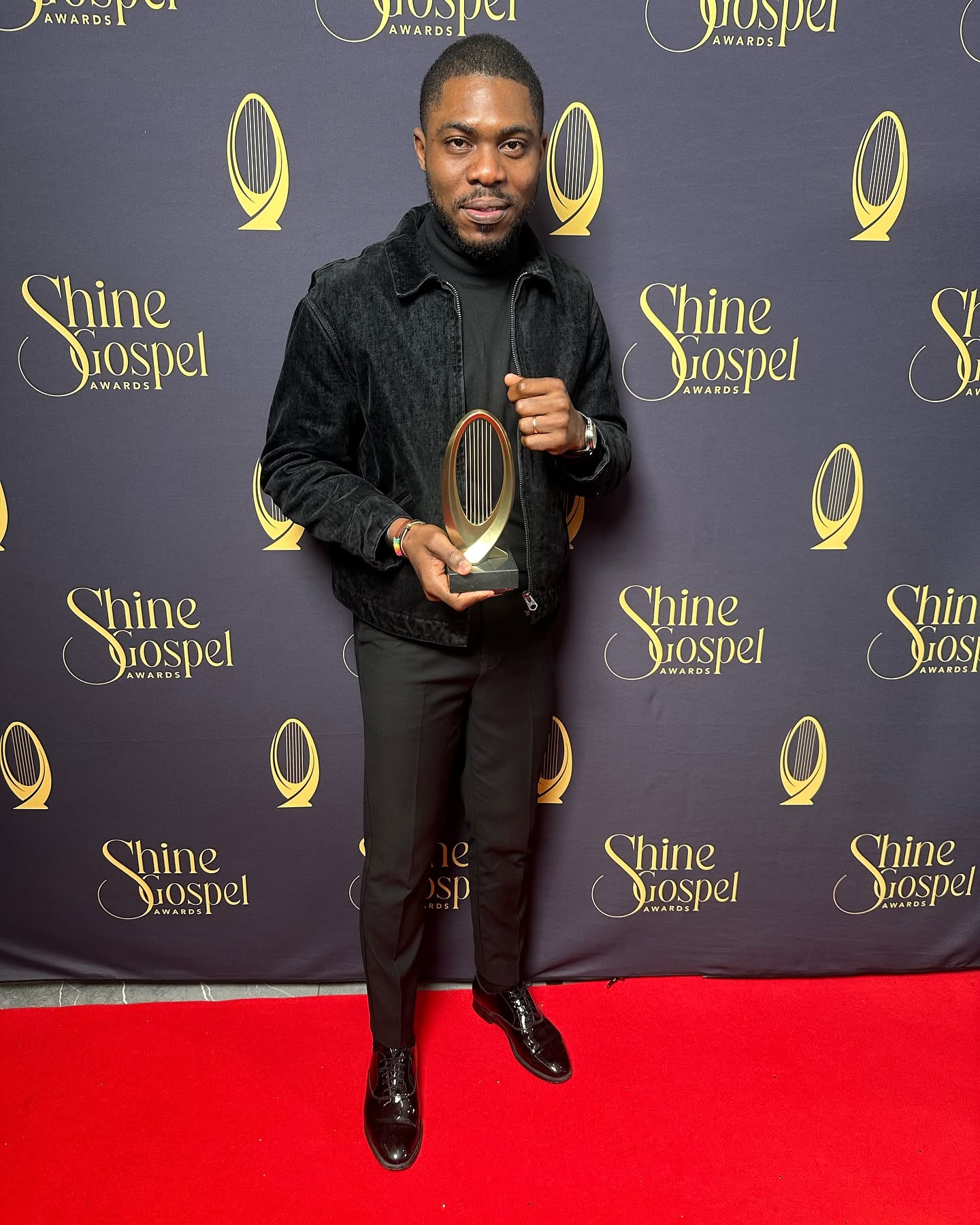 Kalenga 1er sur le tapis rouge des Shine Gospel Awards, trophée en main