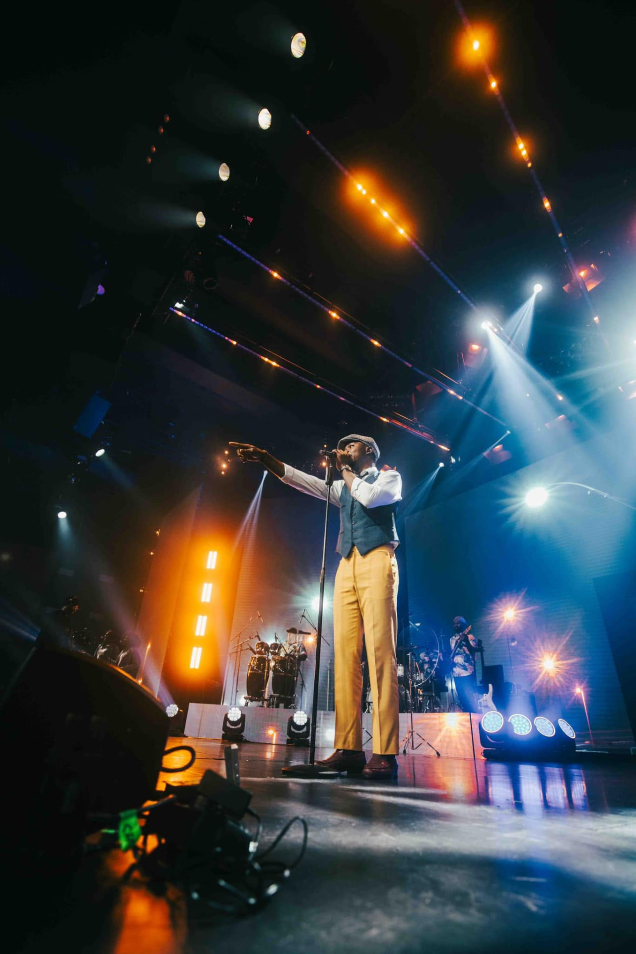 Kalenga 1er en concert, bras tendu vers le public