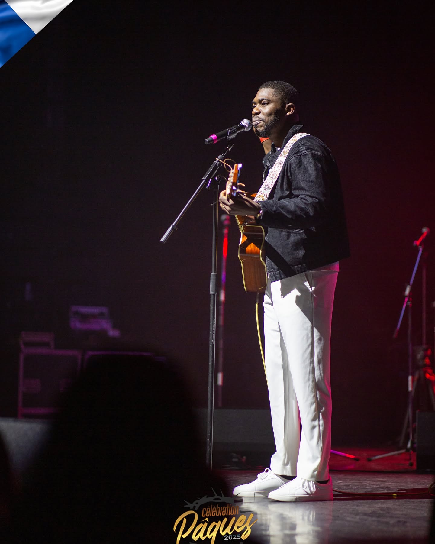 Kalenga 1er guitare à la main lors de Célébration Pâques 2025