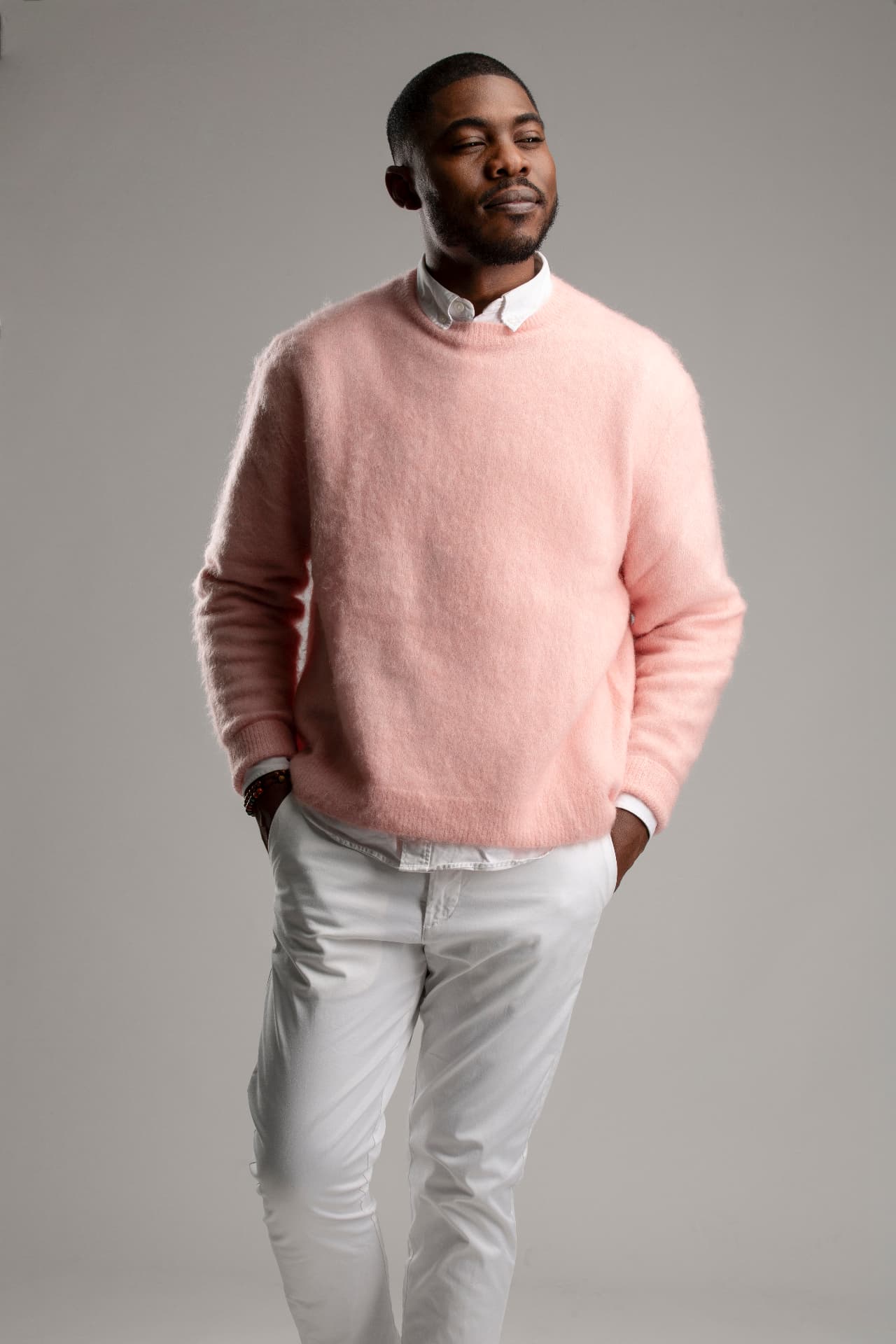 Kalenga 1er en pull rose poudré, portrait studio